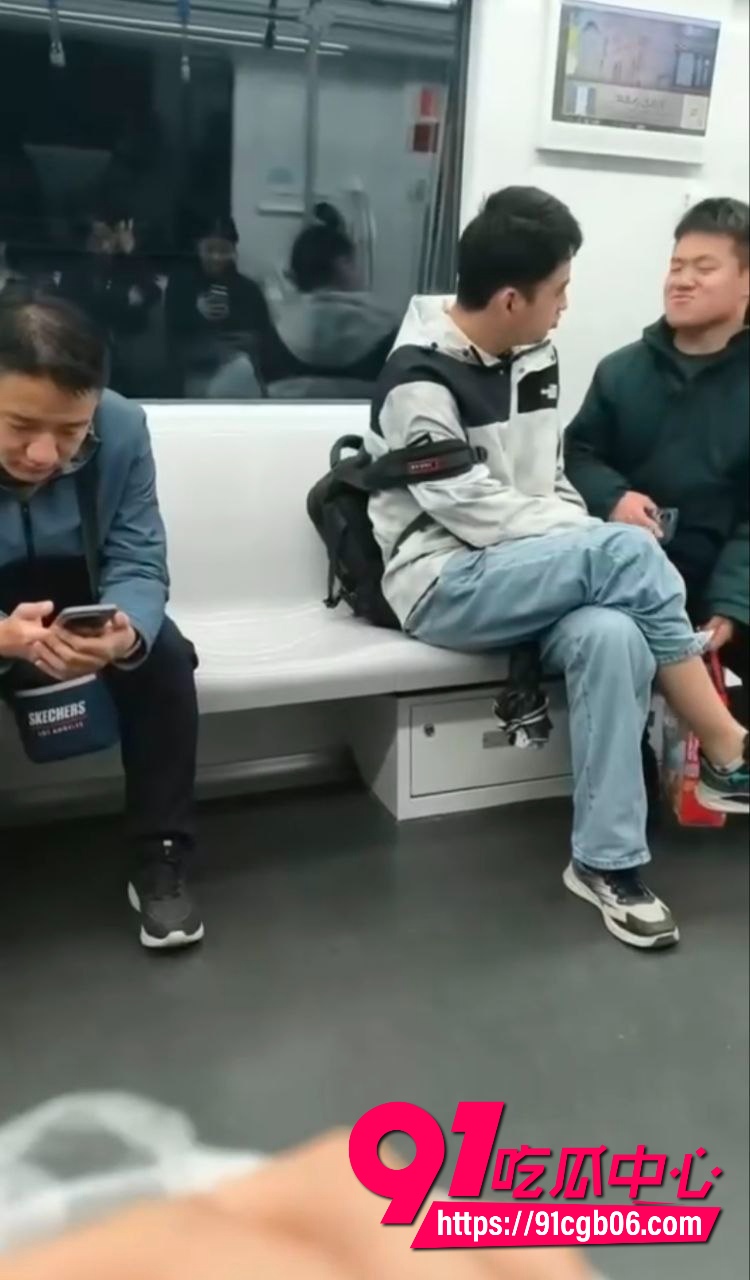 真是恶心，坐地铁碰到一对gay9