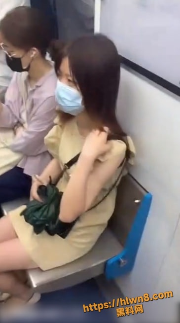 超级狠人齐叔系列 顶臀强摸 公交地铁围猎各种美女 直接掏出牛子顶射极品灰色JK！