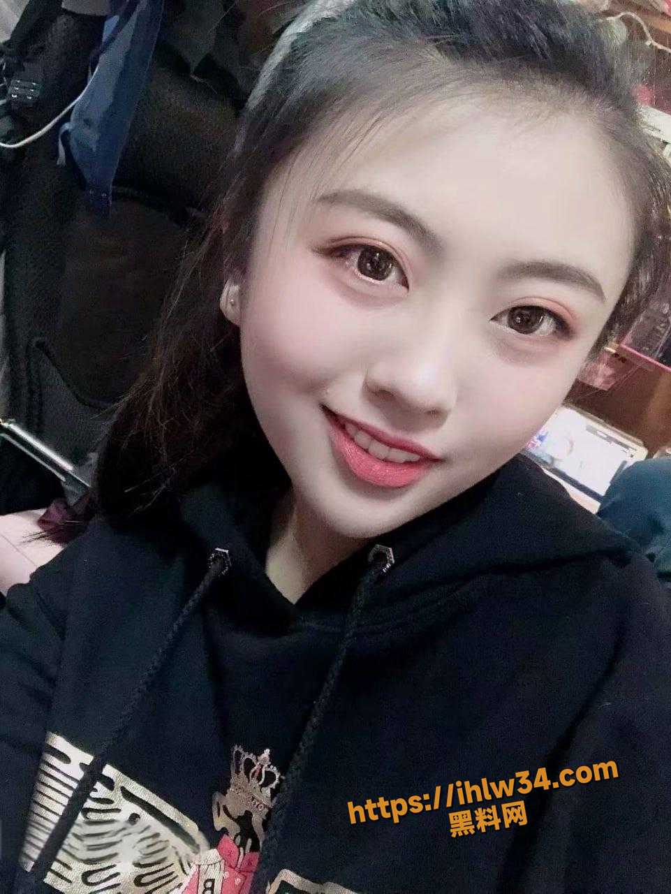天津市滨海新区28岁某女公务员性爱私密视频被曝光 穿着制服花样舔屌 这骚女一看就是吃鸡真爱粉！