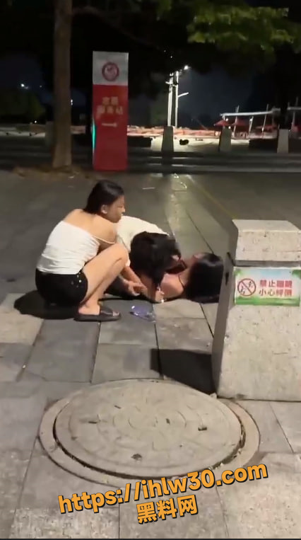 两精神小妹打架，其中一妹子穿的吊带被扒光，旁边精神小伙上去帮忙直接用摩托车撞！真是畜生