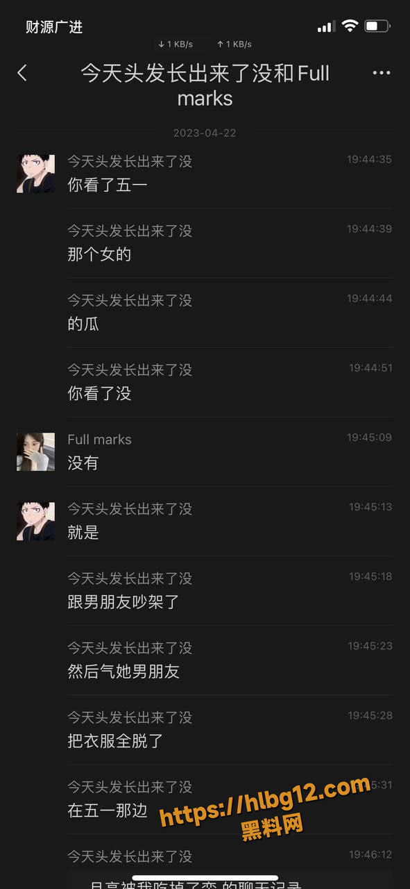 小仙女和男友吵架之后 大街上直接脱衣脱裤当众裸奔 真是便宜了这些爱看热闹的吃瓜群众