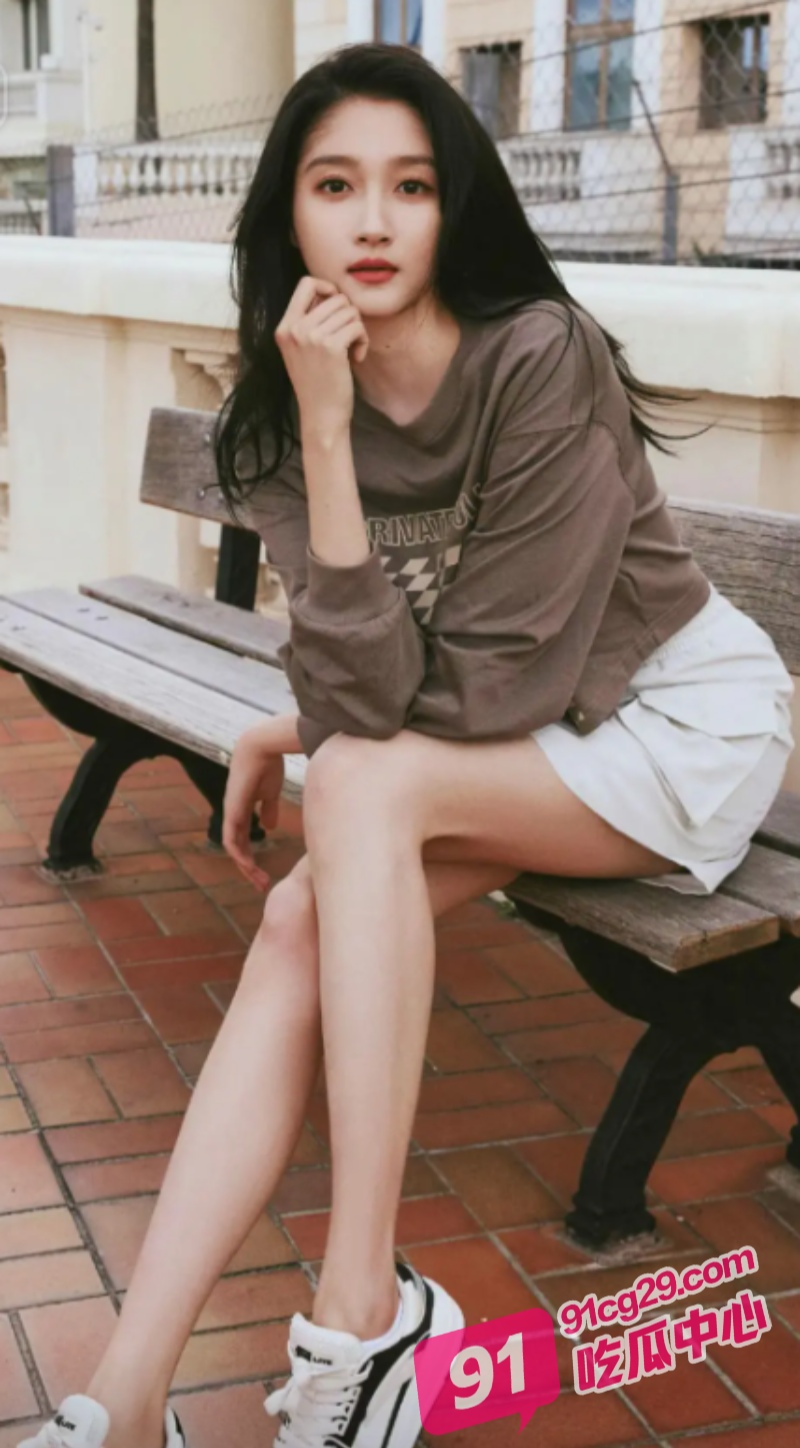 关晓彤化身美腿女医生男人榨汁姬 专治缺精少精男病人！ 配图