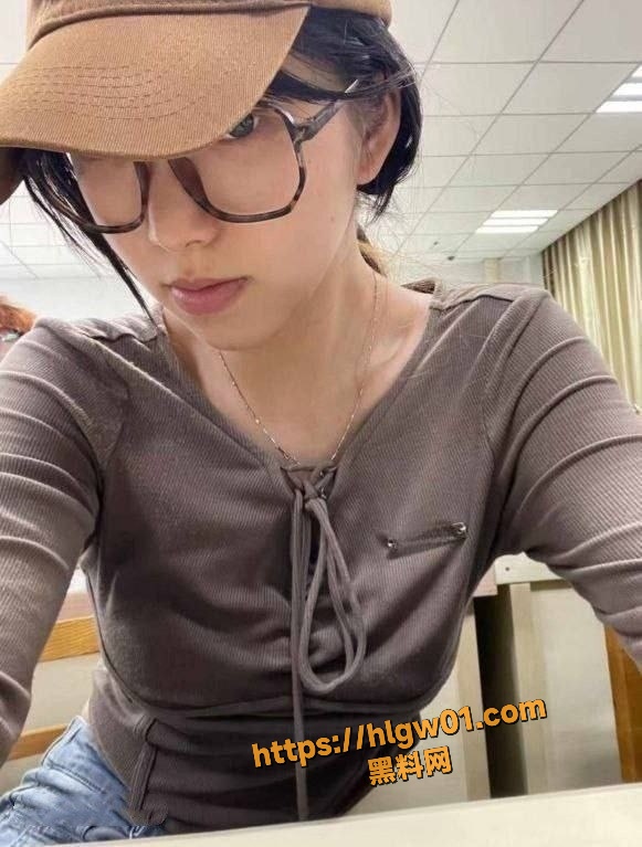 南昌艺术学院 22届学姐 李欣茹 化身淫荡尤物 与金主酒店约炮 足交后入狂插 反差惊人！