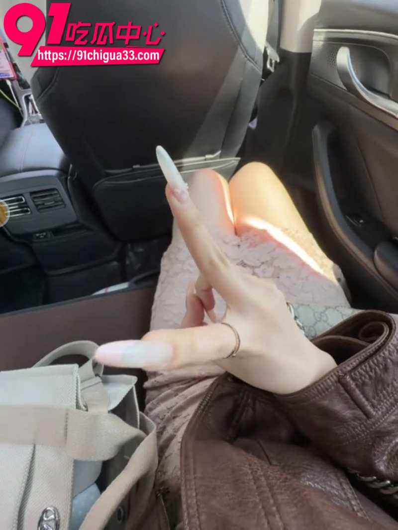 天津大学女研究生杨鑫苑沦为校车身穿情趣制服被同学猛蹬7 天津大学女研究生杨鑫苑沦为校车身穿情趣制服被同学猛蹬7