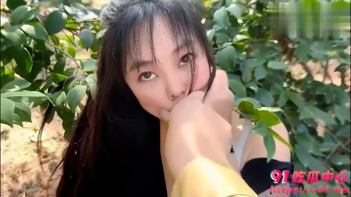 【户外强操】被村里的小混混尾随扑倒 在野地里强干 射在丝袜上