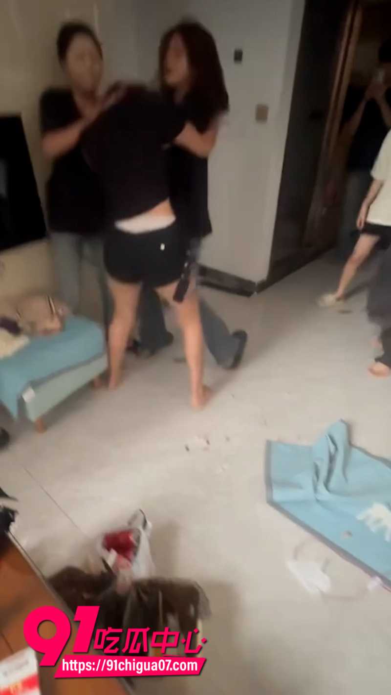 男子出轨被女友抓奸之后带人暴打8