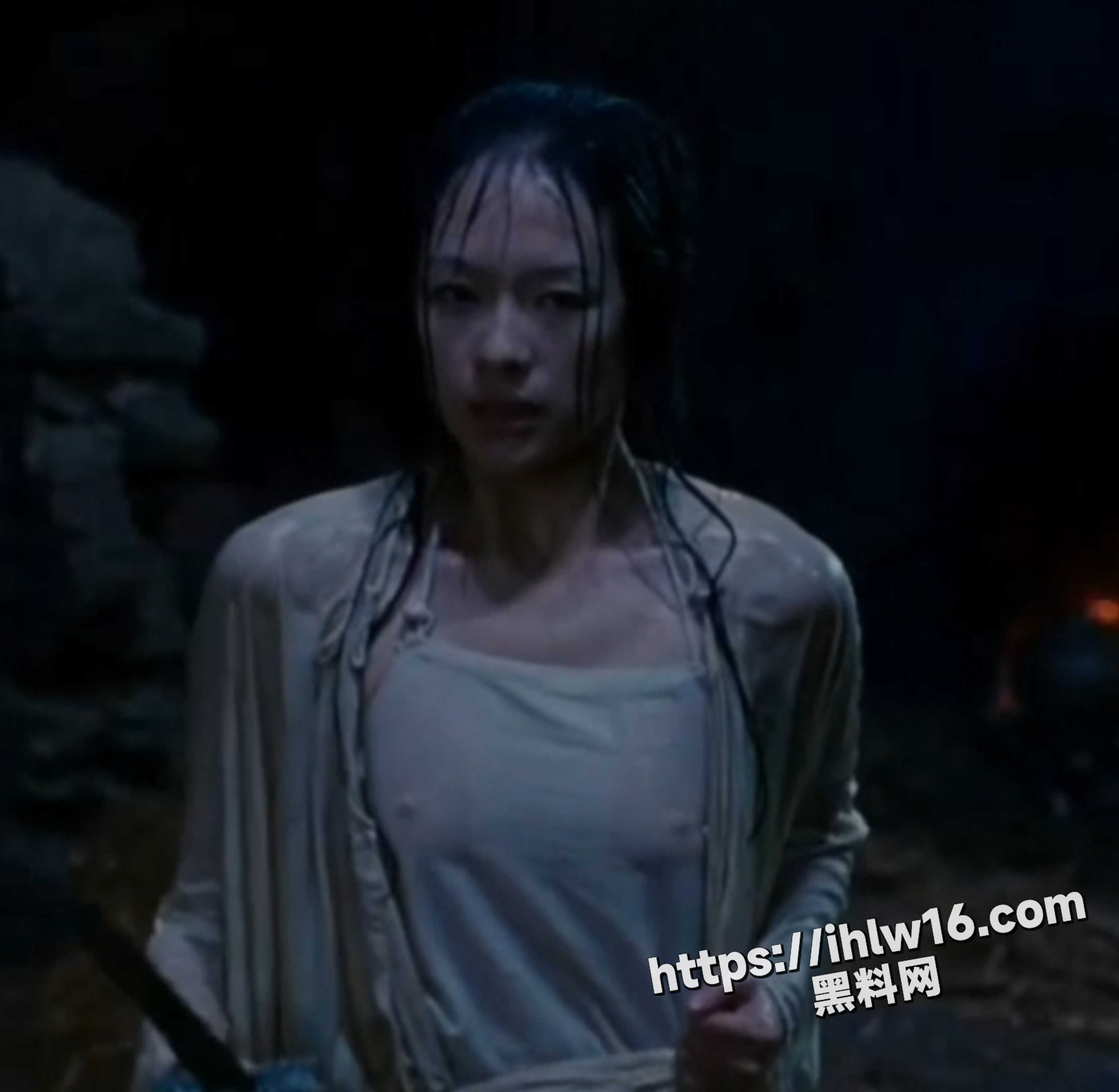 【为艺术献身女明星】盘点多位女明星在影视作品中走光凸点露奶头！