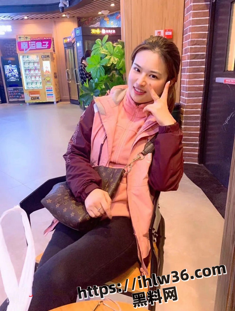 山东青岛刚新婚小少妇 张琳的老公是个绿帽癖，在网上分享自己老婆的嫩穴与性爱视频，不得不说是真嫩呀
