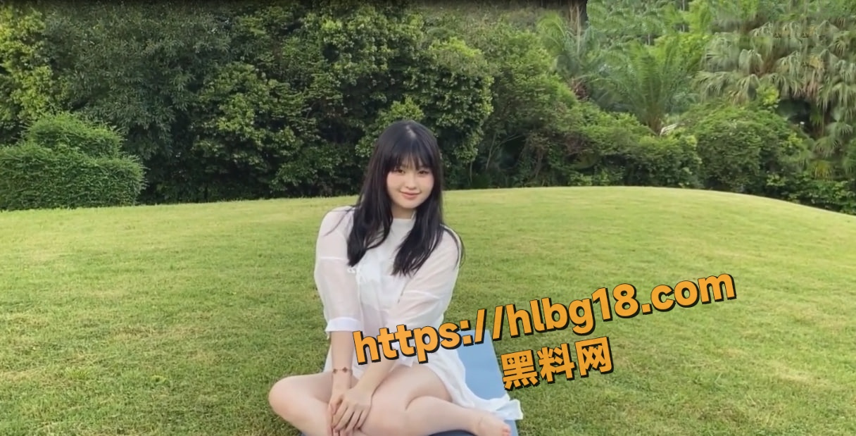 油管性感瑜伽博主 周奕亲 户外瑜伽大胆出镜 裸体高难度动作展示无毛肥逼 血脉贲张视频曝光！