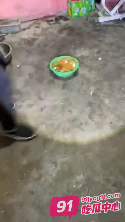 一条有味道的视频 网红为博眼球挑战吃屎尿 全视频流出！ 配图4