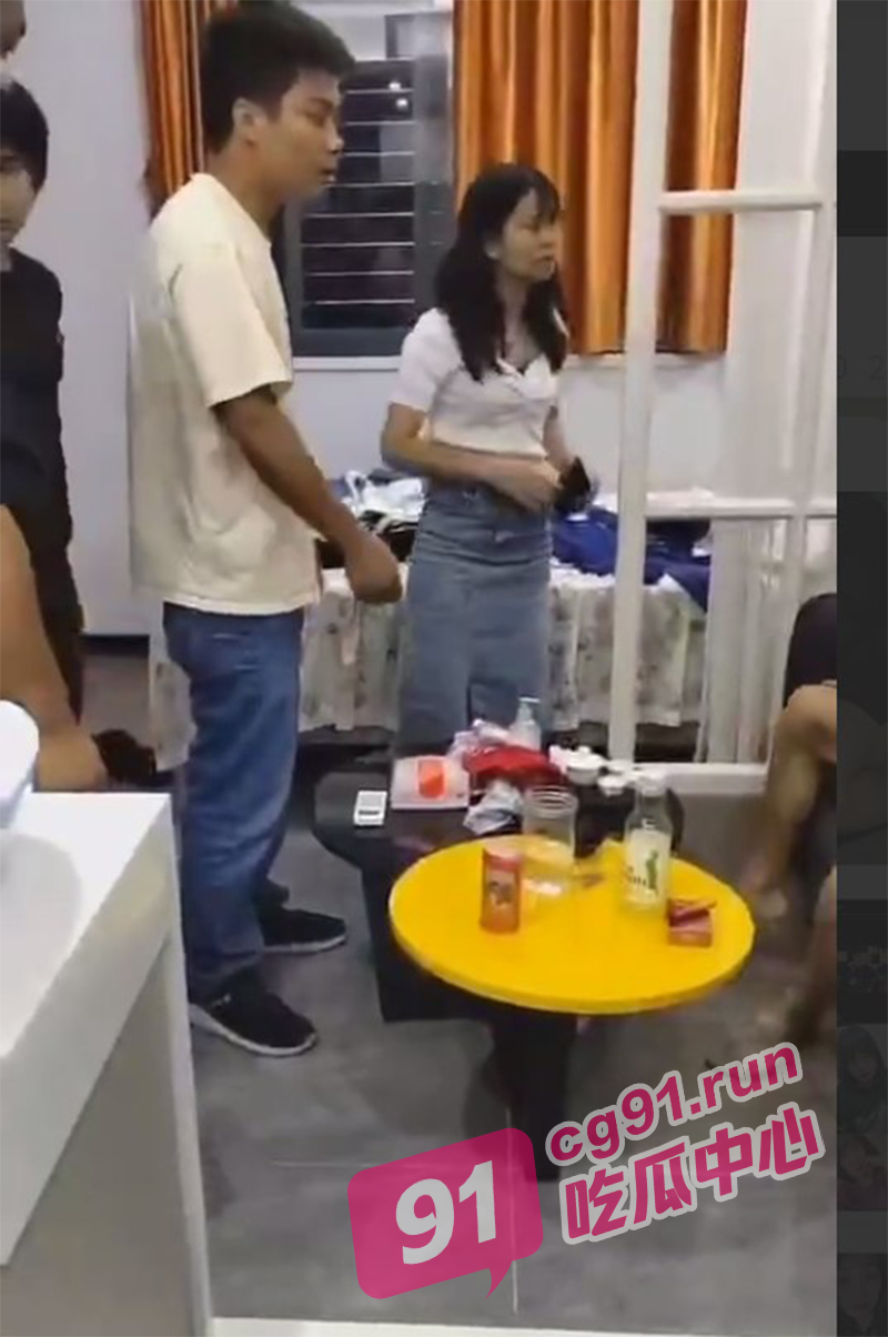 酒店大型捉奸现场 小三光着屁股被堵在厕所瑟瑟发抖！