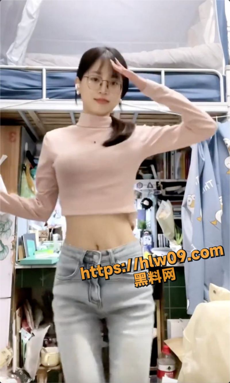极品眼镜娘大学妹穿着婚纱出轨大屌男 精致小嘴口着肉棒独当一面很是风骚！