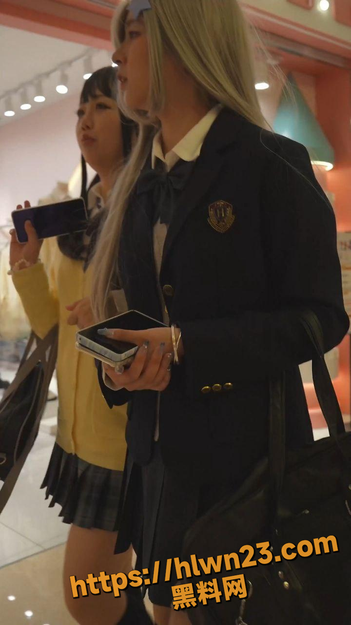 裙底一条缝 独爱JK风 KFC最新抄底偷拍 女神少妇学生嫩妹应有尽有 跟拍JK嫩妹从商场到电梯！