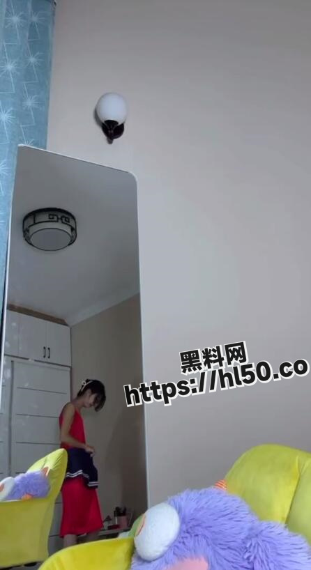 快手直播擦边 小美女对着镜子换衣 还时不时张望镜头 太刻意了！