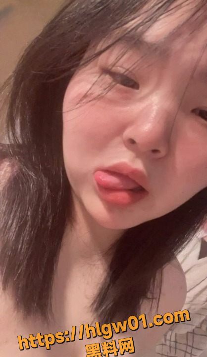 河南安阳高校反差学生妹私密自慰视频泄露，颜值爆表身材火辣，疑似多人恋情合照被曝光!