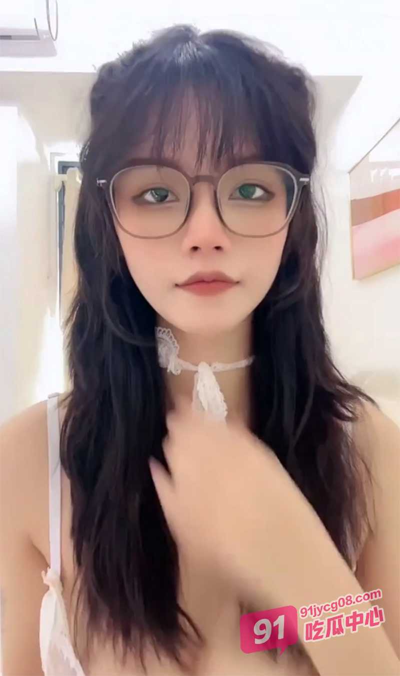 广州眼镜妹刘思思 勾引同事开房暴露骚戏性 被干到翻白眼! 配图3