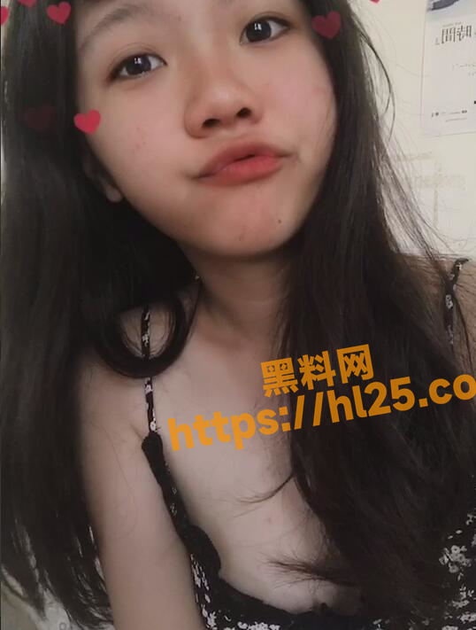 清纯女高中生全裸自拍进行妖娆自慰！裸露的两个小奶子还没发育起来！