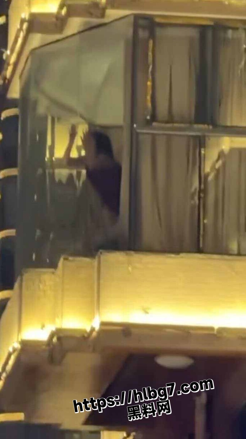 偷拍对面楼阳台操逼 哪位瓜友如此勇猛 晚上在阳台激情做爱顺便欣赏重庆夜景!