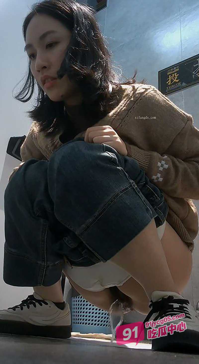女厕全景偷拍～美少妇尿尿镜头怼脸特写 肥鲍一览无余诱惑感爆棚！ 配图