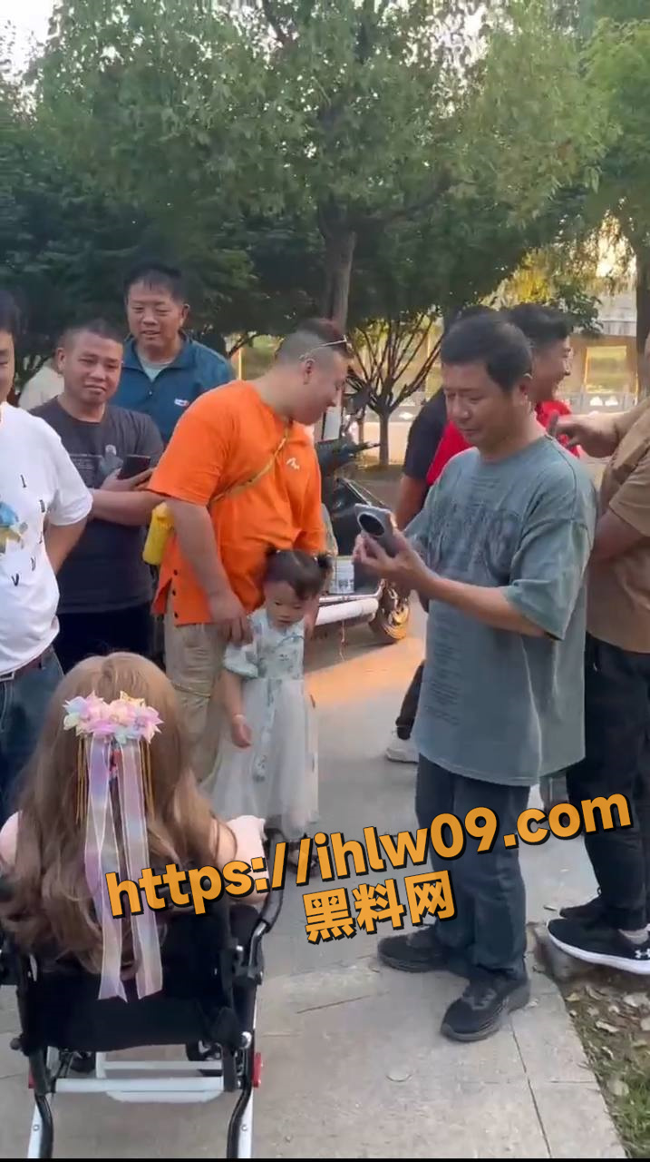 营销界扛把子 社交悍匪 带着小胶妻出门打卡逛街 炫耀自己得玩偶娃娃！