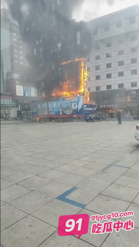 吉林时代广场大屏幕失火 群众：近期还消防大检查过 今天就着火？ 配图2