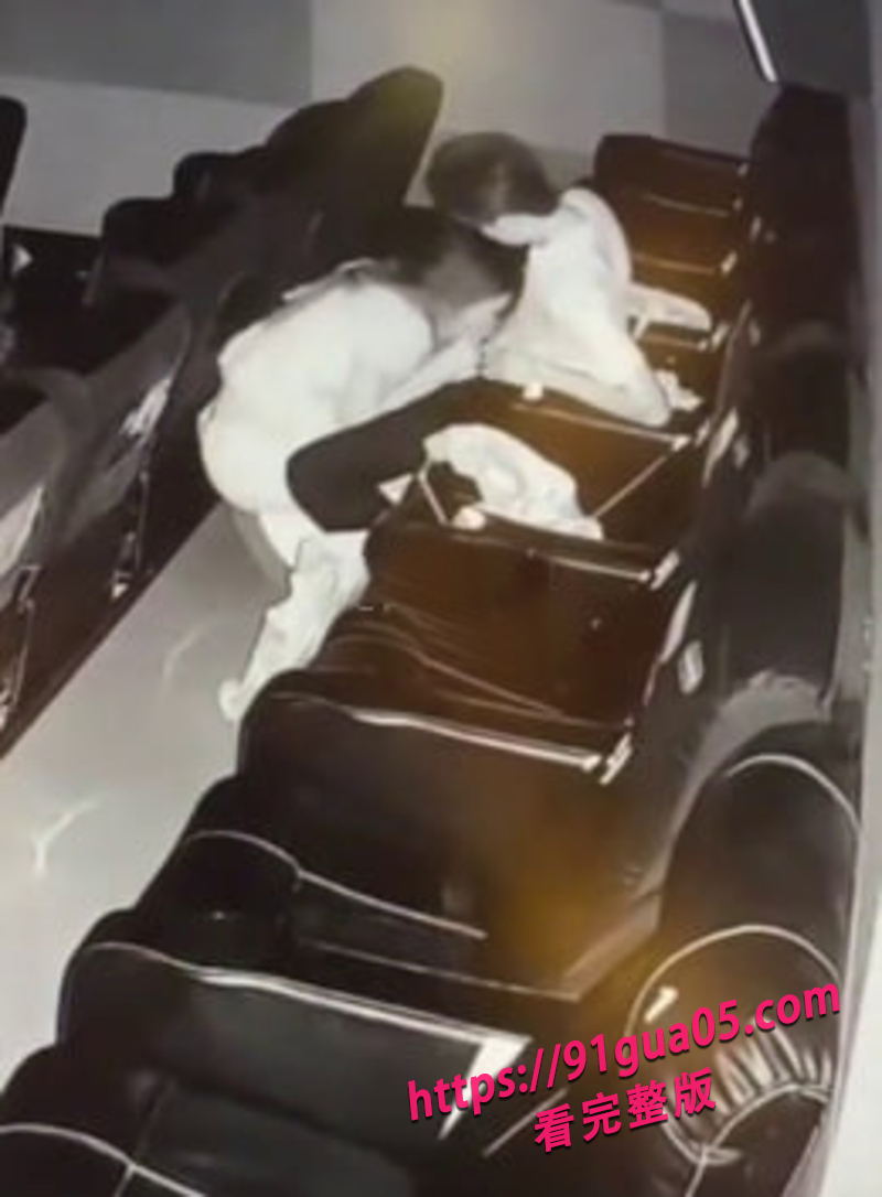情侣电影院性爱05