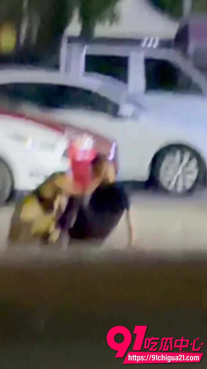 美女喝高后路边放飞自我 3