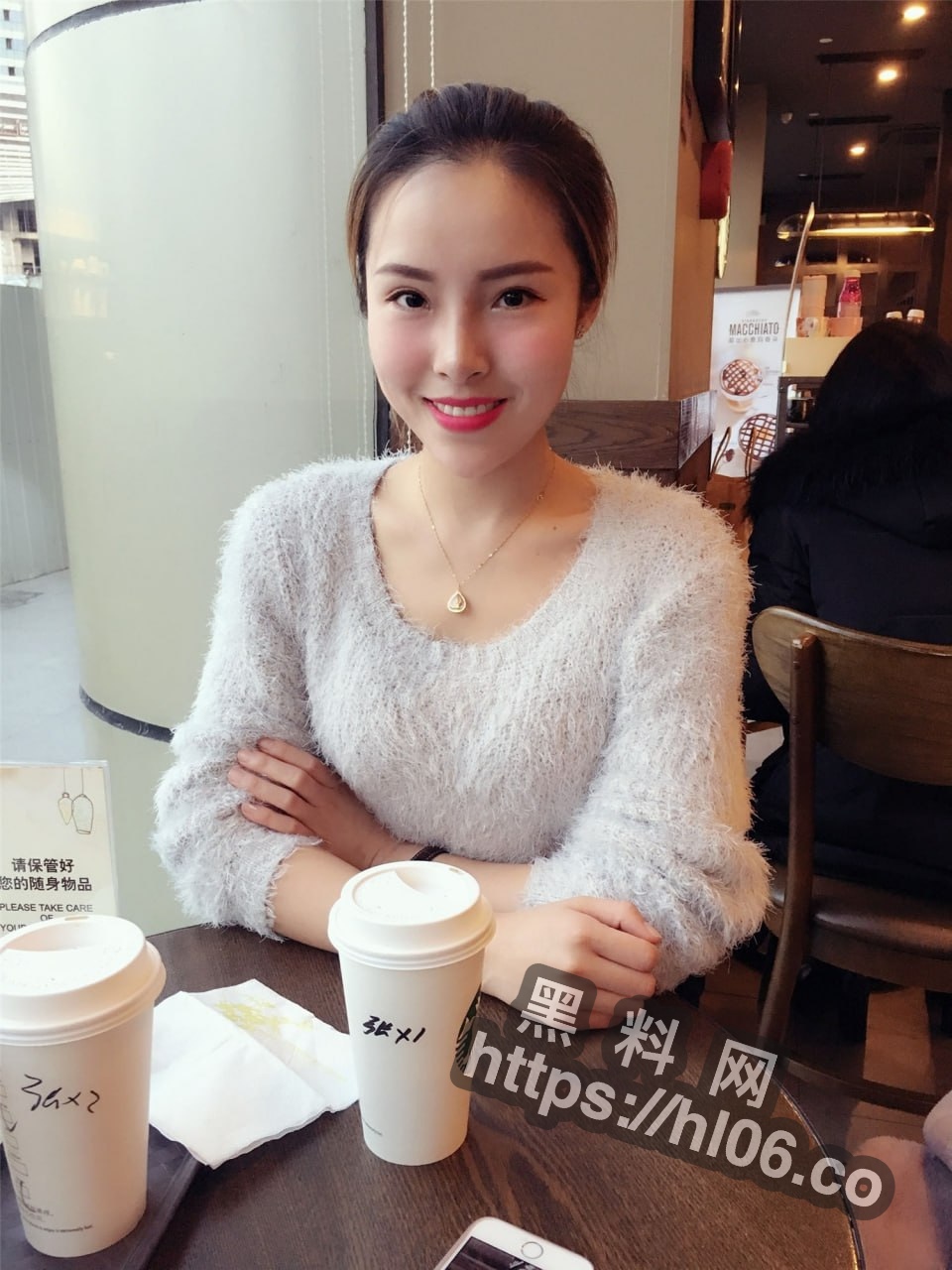 云盘泄密 很漂亮的骚货少妇竟在医院独立病房与丈夫调情后忍不住打炮，回家在客厅也要干