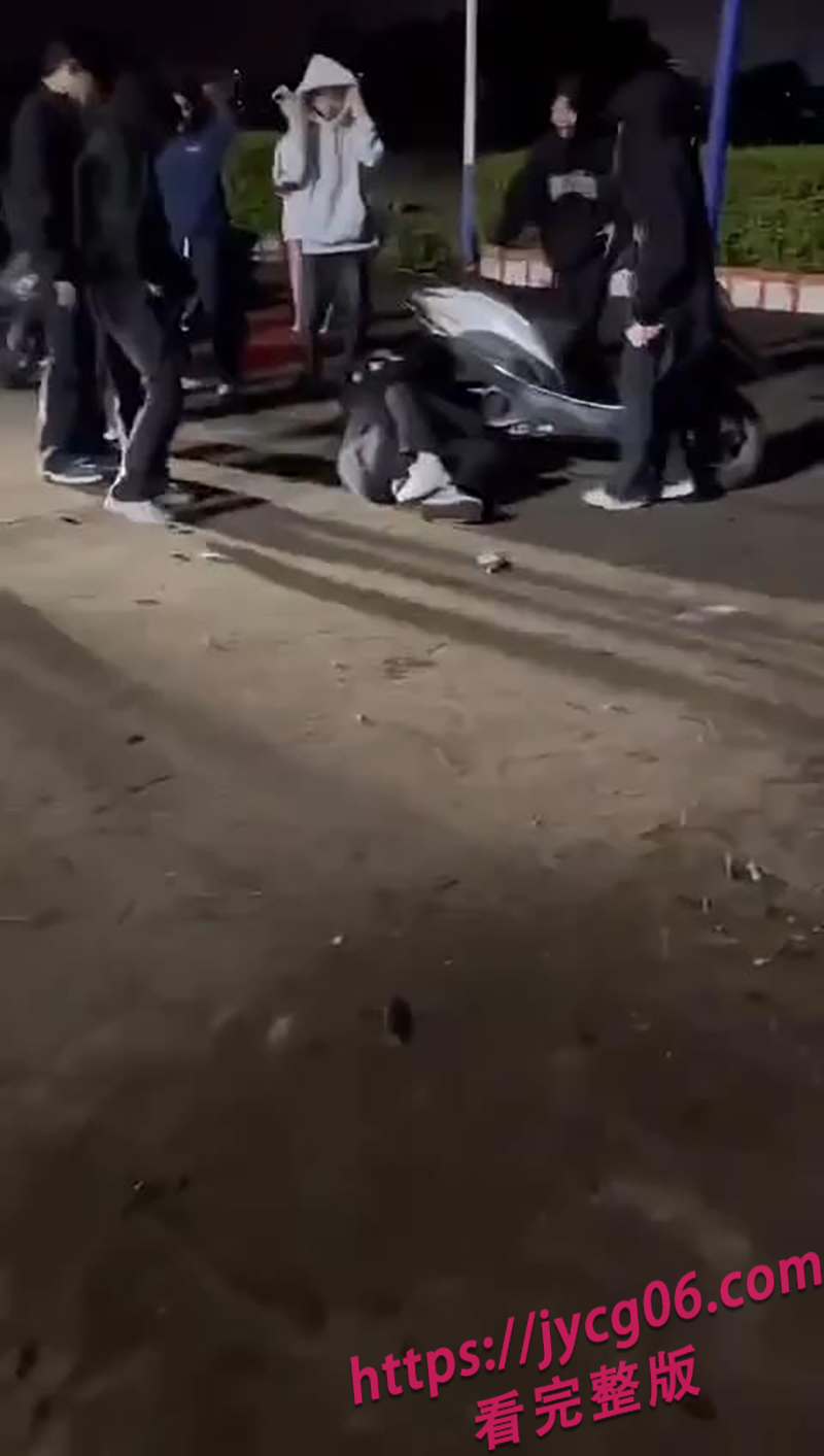 潮汕两女当街相互撕扯！缺德路人不劝架一旁疯狂吃瓜！ 配图3