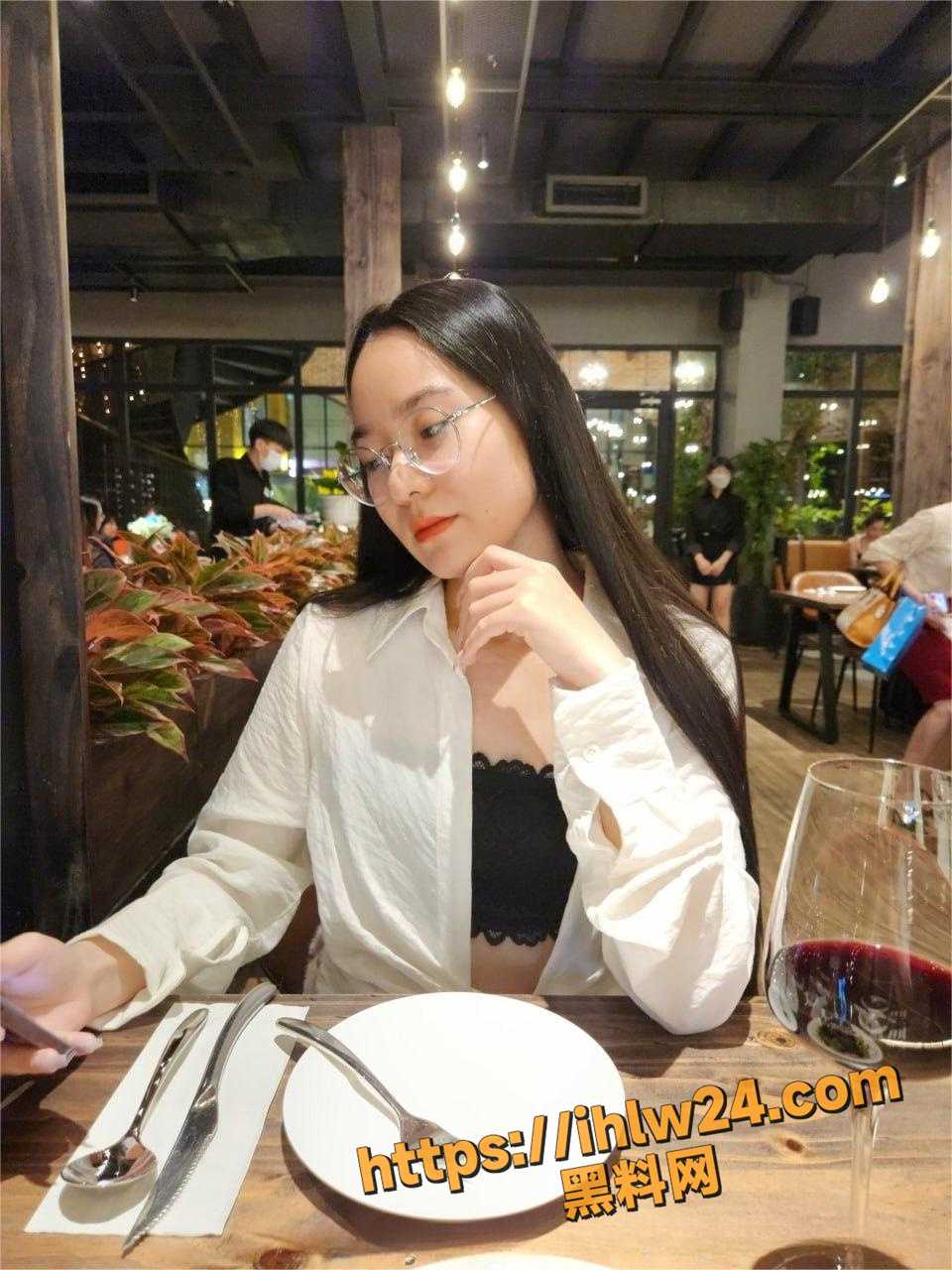越南骚浪眼镜妹MEly 肛门调教反差眼镜母狗 邻家小妹模样大尺度露脸性爱自拍！