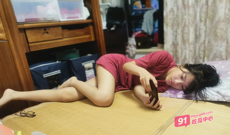 洛阳职业学院肖斐 在家性瘾无处释放 网上聊骚发擦边视频！ 配图3
