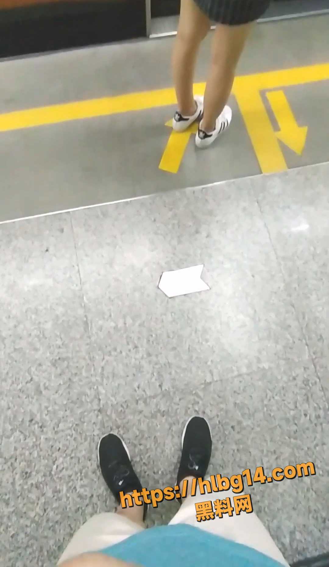 地铁顶臀猥亵各位极品小姐姐 国产街头第一视角 金牌射手申请出战 差点被发现！