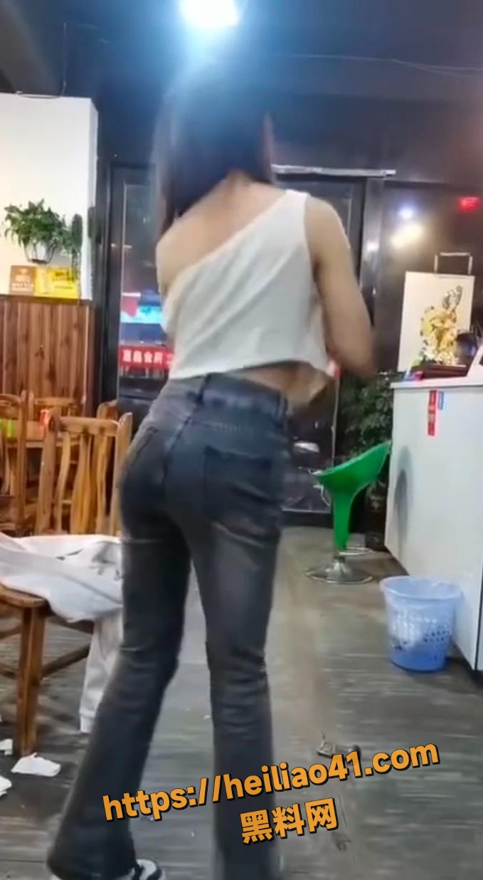 凯里美女醉酒后脱衣助兴 现场失控惊呆众人 火辣热舞视频曝光 全网炸锅吃瓜必看！