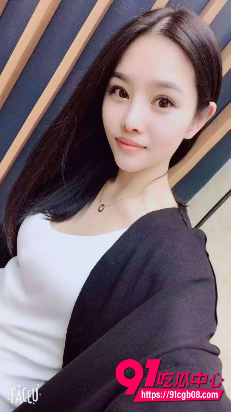 KTV包厢淫乱合集 清纯女神进门就变身骚浪贱货 搔首弄姿乳波荡漾口水拉丝 女神果真在包间