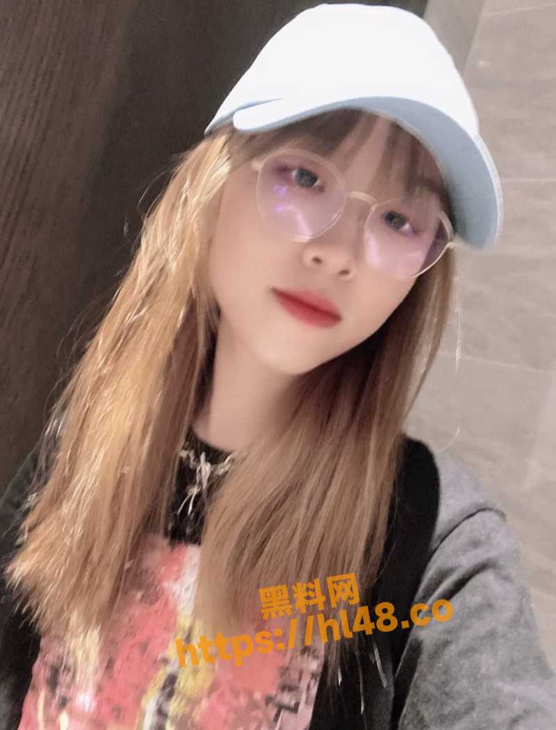 花费两周时间吃饭 看电影且花费五百元拿下反差眼镜妹 来到酒店就迫不及待跪舔肉棒了！
