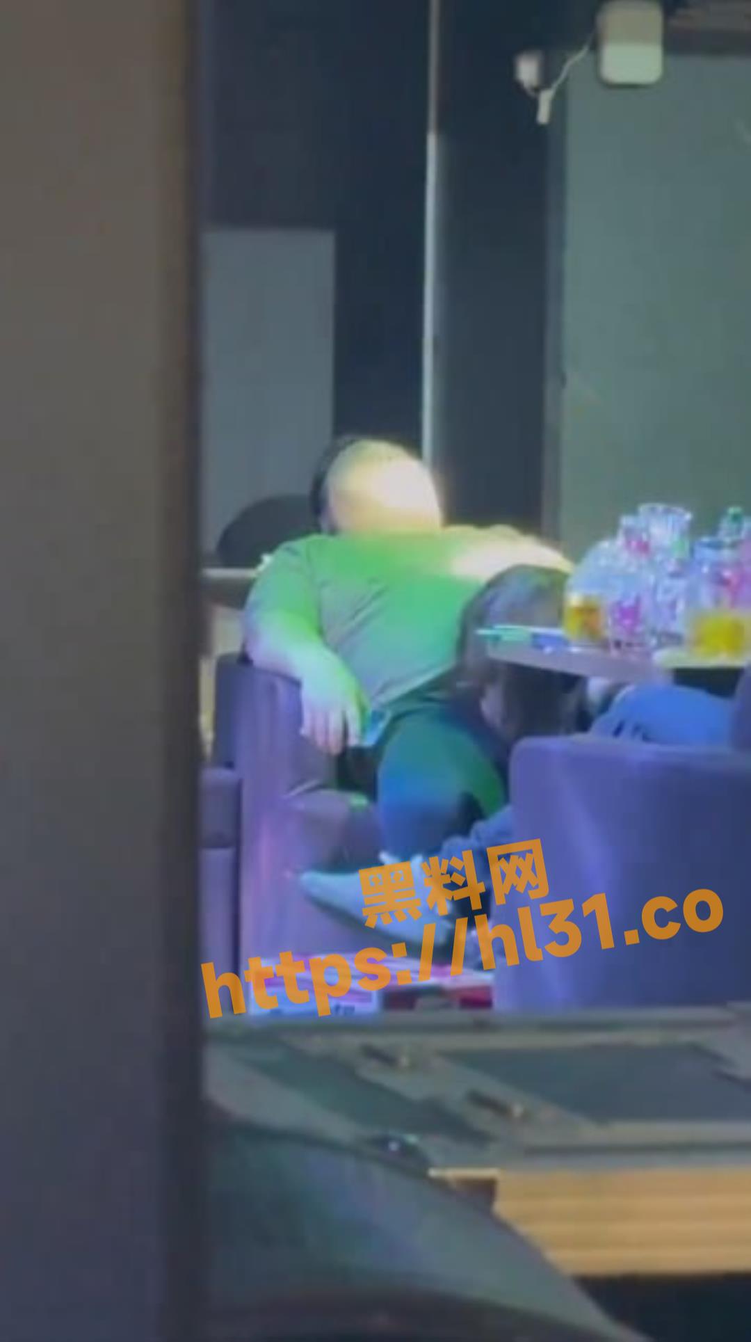 全网疯传 青岛奥斯卡酒吧 妹子当众给一个胖子口交 后被围观者制止