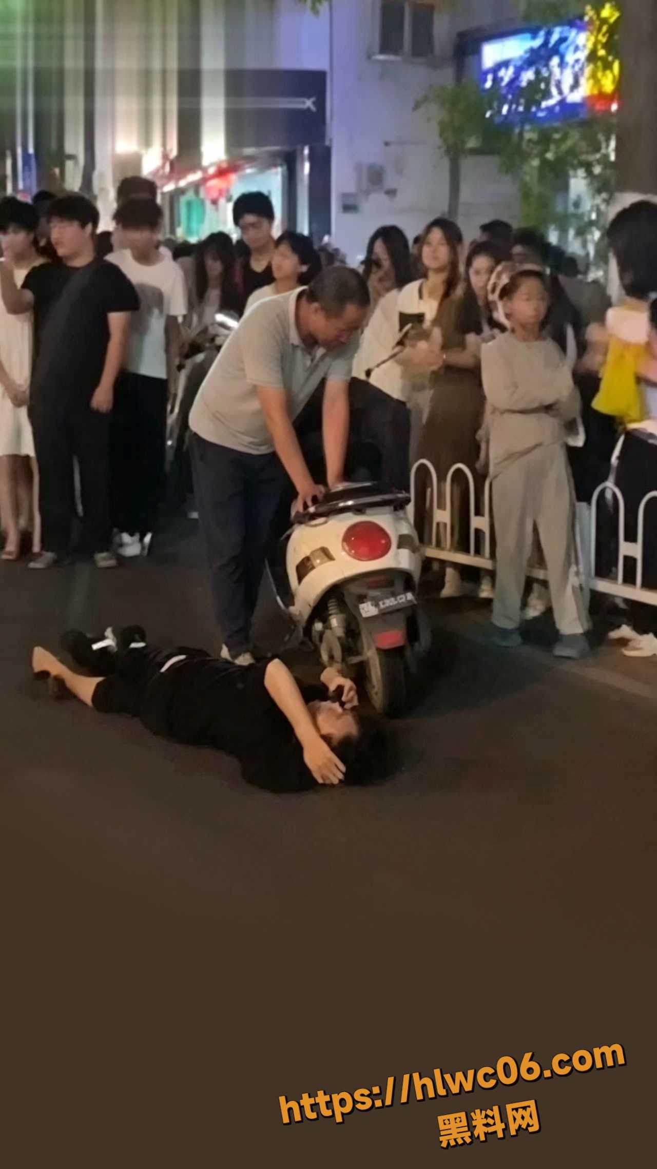 漳州漳浦龙湖大道 老公带小三开车被抓 原配当街狂扇耳光痛打小三