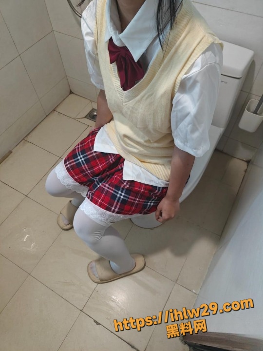 海角社区 马桶上的女儿 穿着白丝的女儿 实在是太诱人了！
