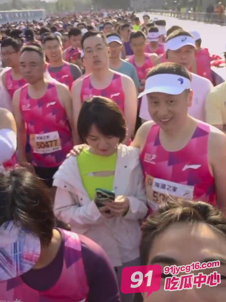 无锡马拉松野鸳鸯上镜被抓！估计是哪里高管！各平台被疯狂压热度！ 配图2
