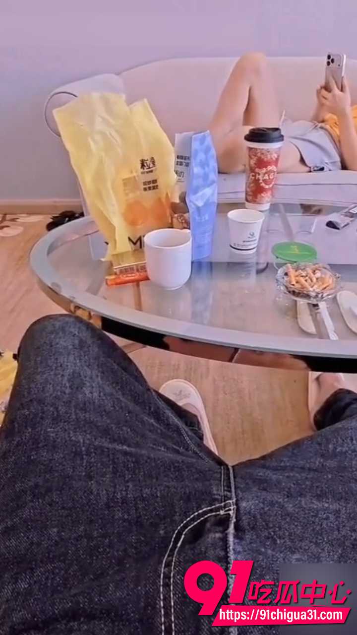 把骚妈按在椅子上狠干2 把骚妈按在椅子上狠干2