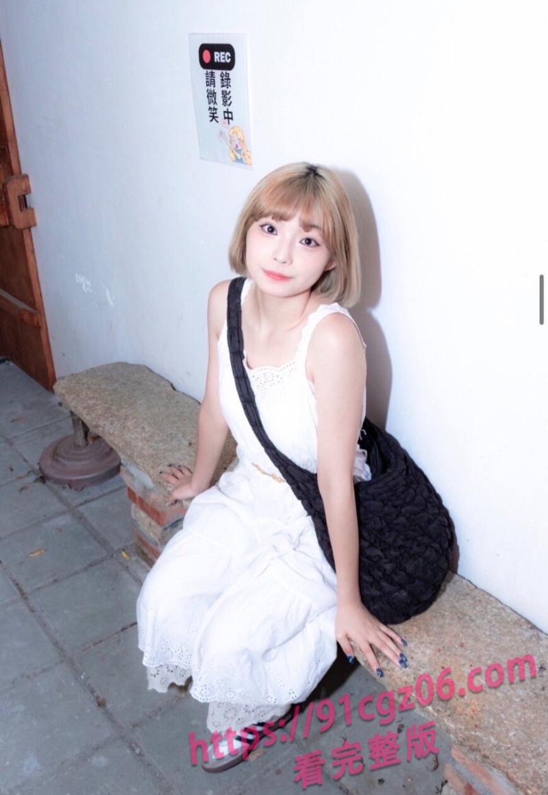 21岁网美依婷下海全裸私房照 摄影师潜规则无套猛干 口交后入大屁股