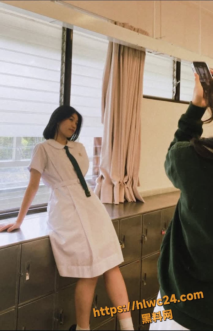 香港德望大一学生妹 Hayley Wong 跟金主做任务被揭发 还被同学拍到了证据