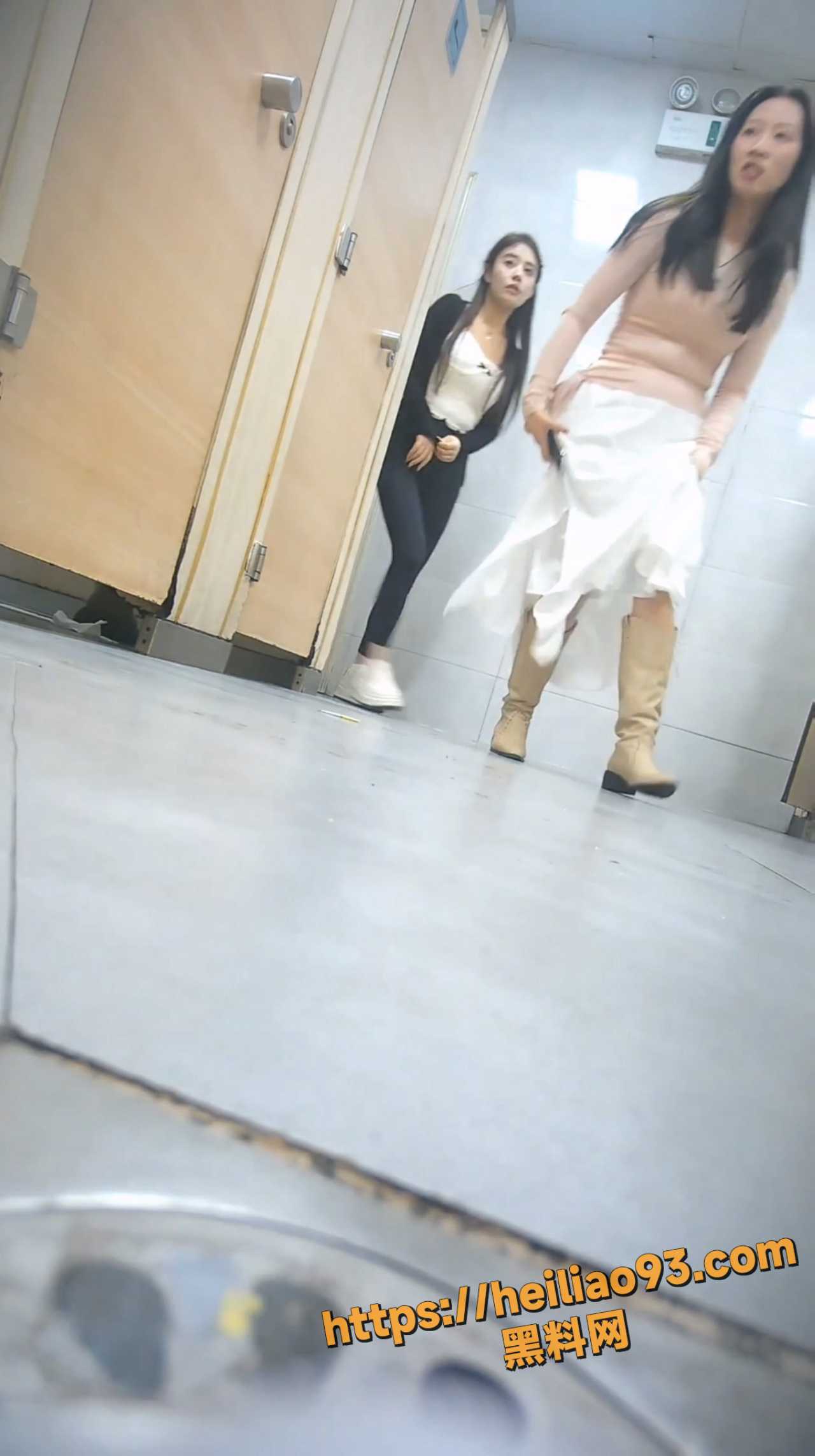 极品厕拍偷窥合集流出 高清镜头直击私处 众美女黑鲍大开眼界