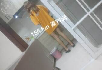 姐姐下⾯给我吃 被我在厨房强⼲了 拉去房间⾥继续⼲被爸妈撞⻅