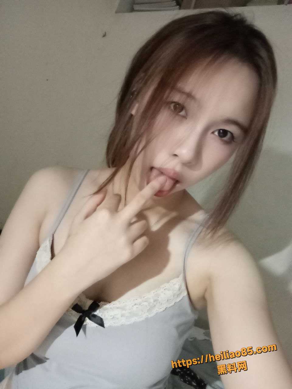 越南素人情侣私密视频流出 反差妹妹深喉给男友口爆手口并用