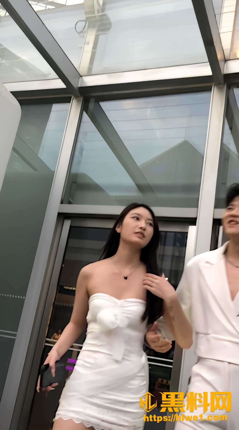 街拍抄底大神 偷拍包臀裙小姐姐 裙底风光无限 身材堪比模特超级迷人