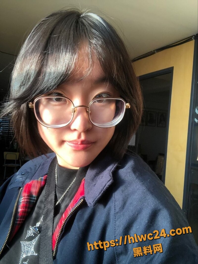 大神网调天津职业艺术学院眼镜妹 徐艺 自拍福利泄密 私下玩奶自慰够反差