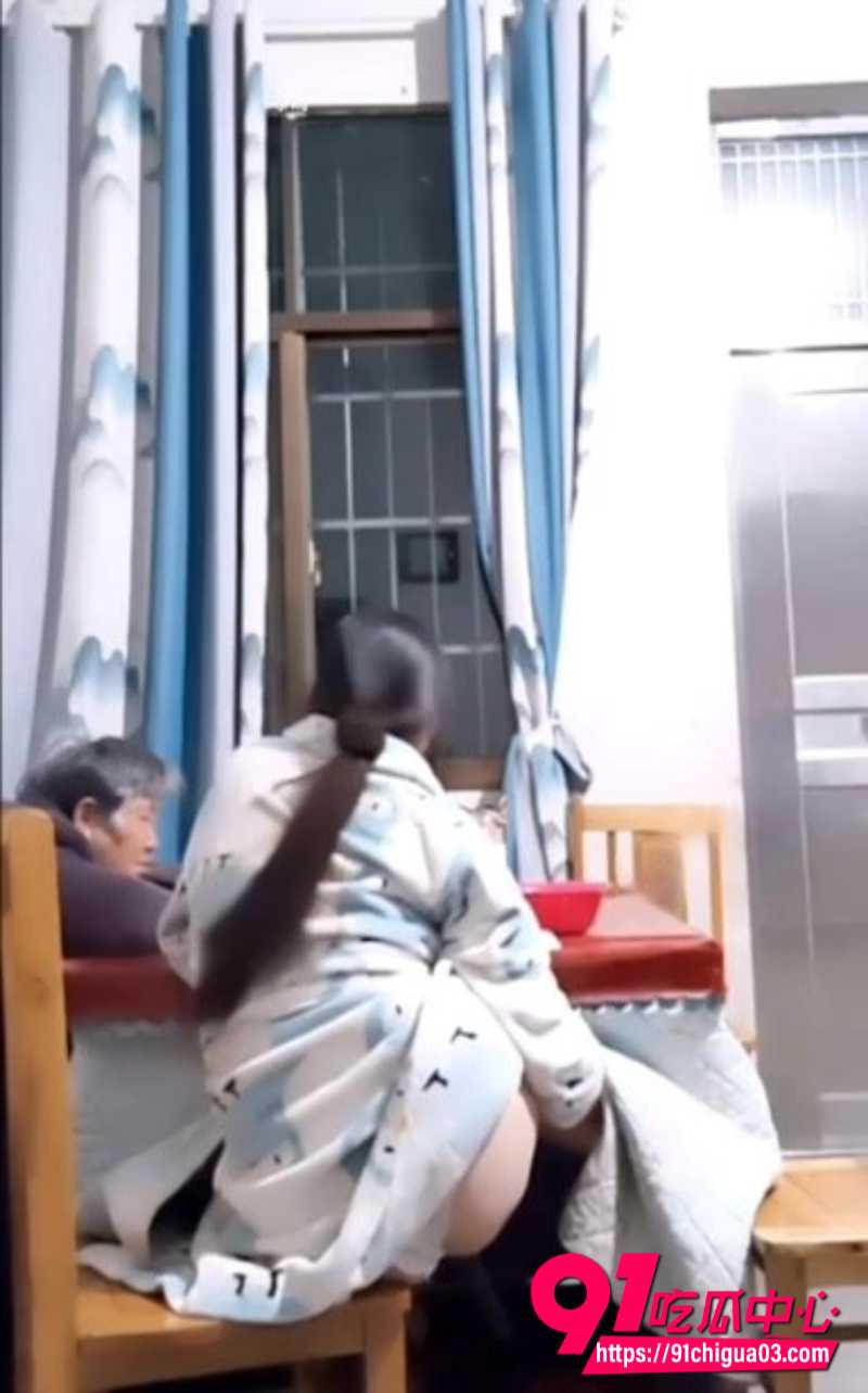 妹子偷摸在奶奶面前自慰8 妹子偷摸在奶奶面前自慰8