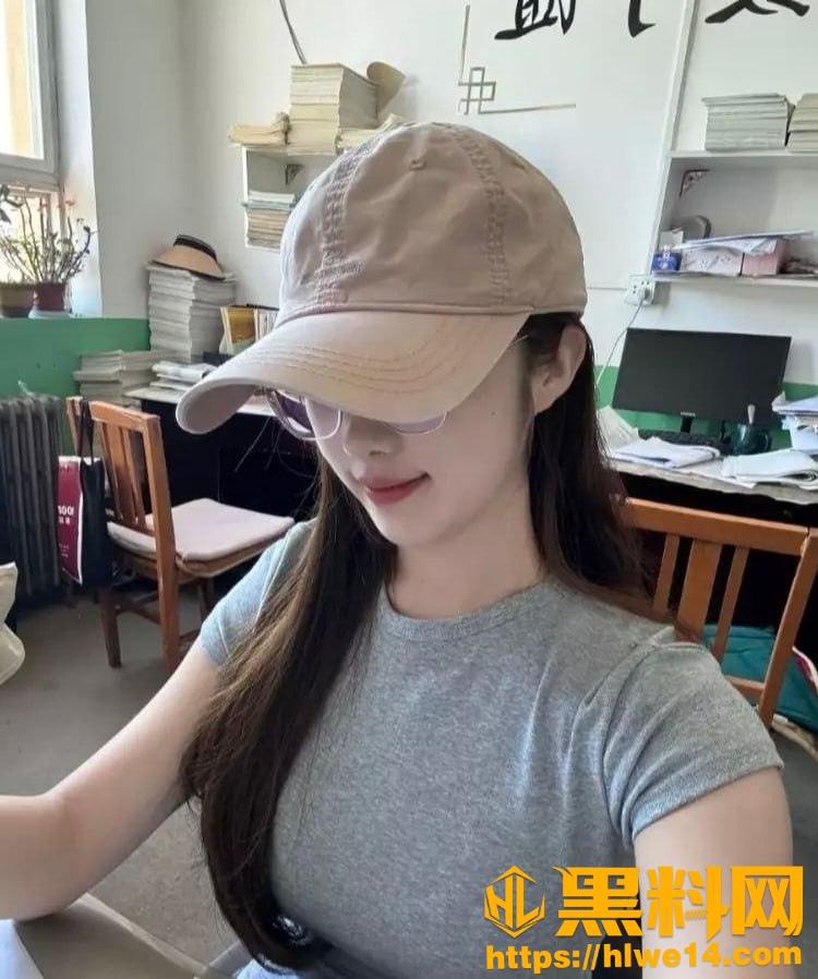 湖南中医药高等专科学校 尹梦琪 与男友性爱视频泄露 白皙眼镜妹床上秒变淫荡母狗