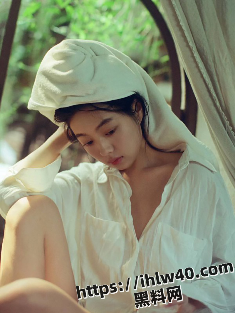 极品巨乳身材的夜店美女，给老板特殊服务，穿着性感内衣骑在老板的身上疯狂摆动